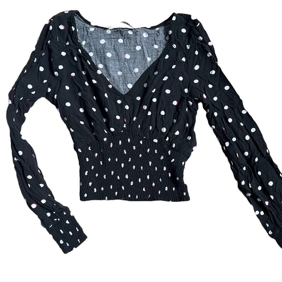 ABERCROMBIE & FITCH BLACK AND WHITE POLKA DOT LONG SLEEVE CROPPED TOP W/ V NECK - Picture 1 of 7